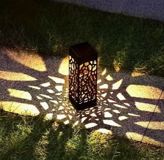 Садовий світильник на сонячній батареї ажурний для газону Тепле біле світло (1707)