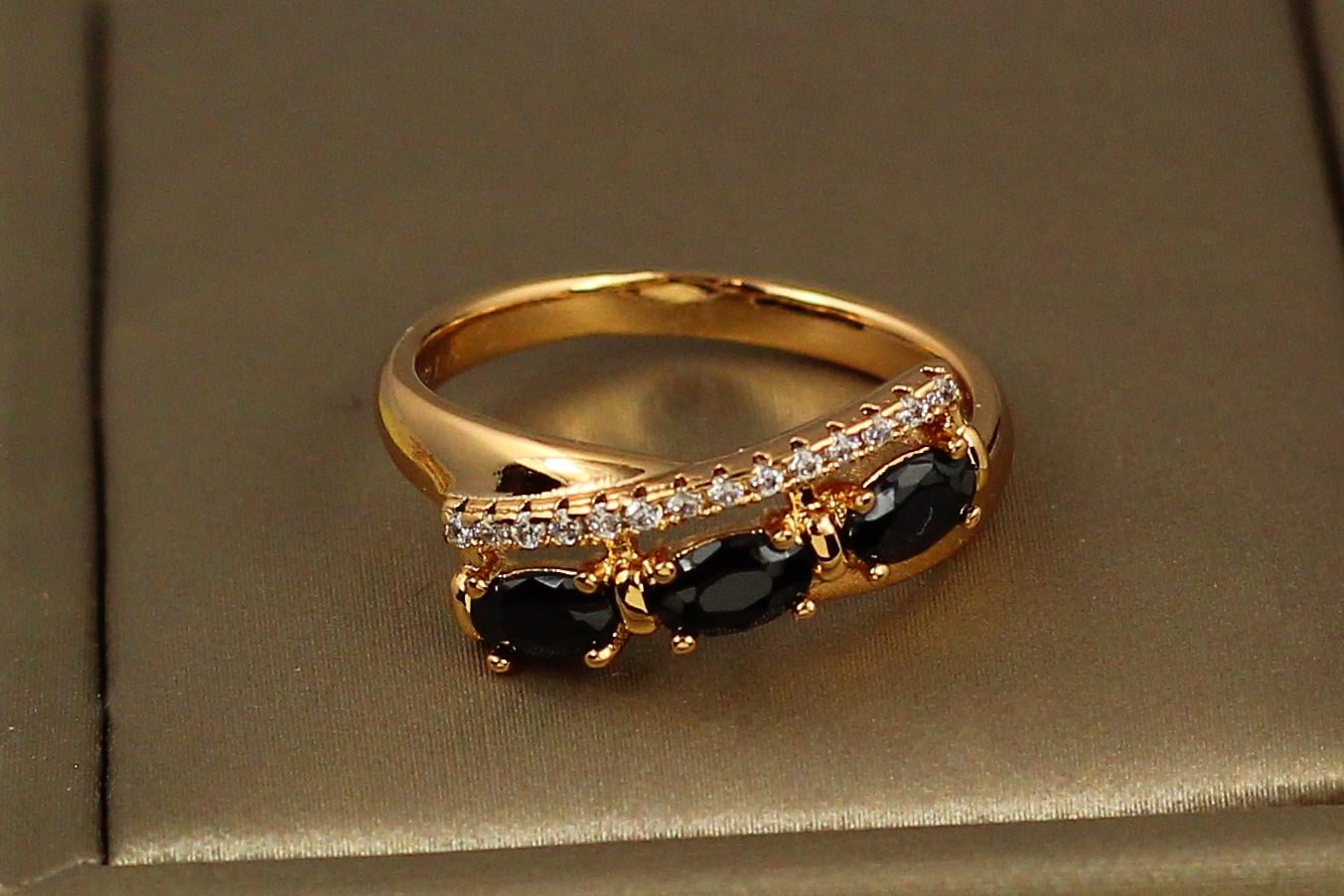 Кольцо Xuping Jewelry Фиеста с черными камнями р. 17 Золотистый