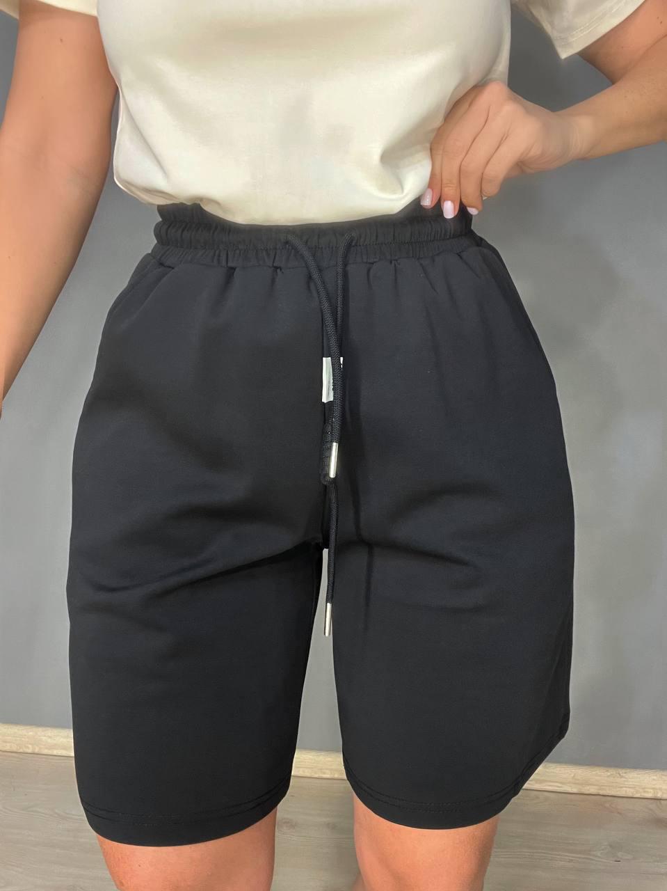 Шорты женские A-N 25178 трикотажные бермуды до колен резинка на талии шнурок косые карманы OS Черный (3802) Шорты женские A-N 25178 трикотажные бермуды до колен резинка на талии шнурок косые карманы OS Черный (3802)
