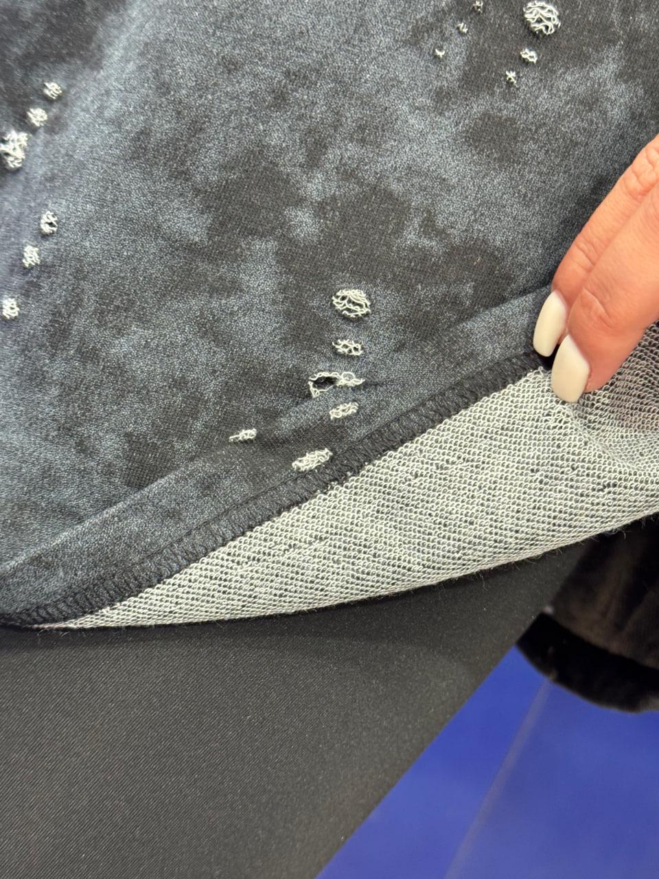 Футболка женская с эффектом потертости и камнями OS Белый (#27023-01) - фото 2