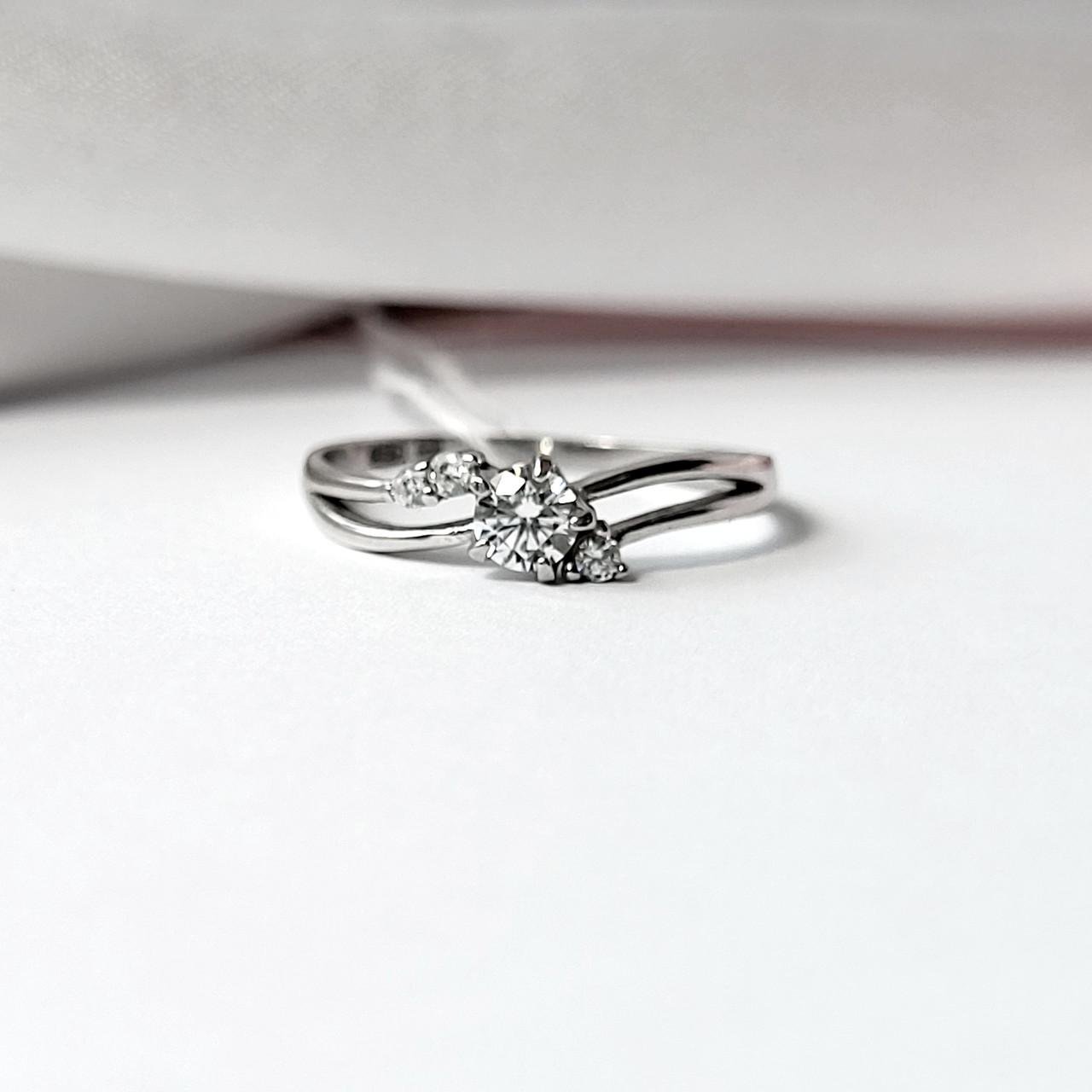 Кольцо женское с белым камнями из серебра р. 17 925 пробы 1,23 г (1477)