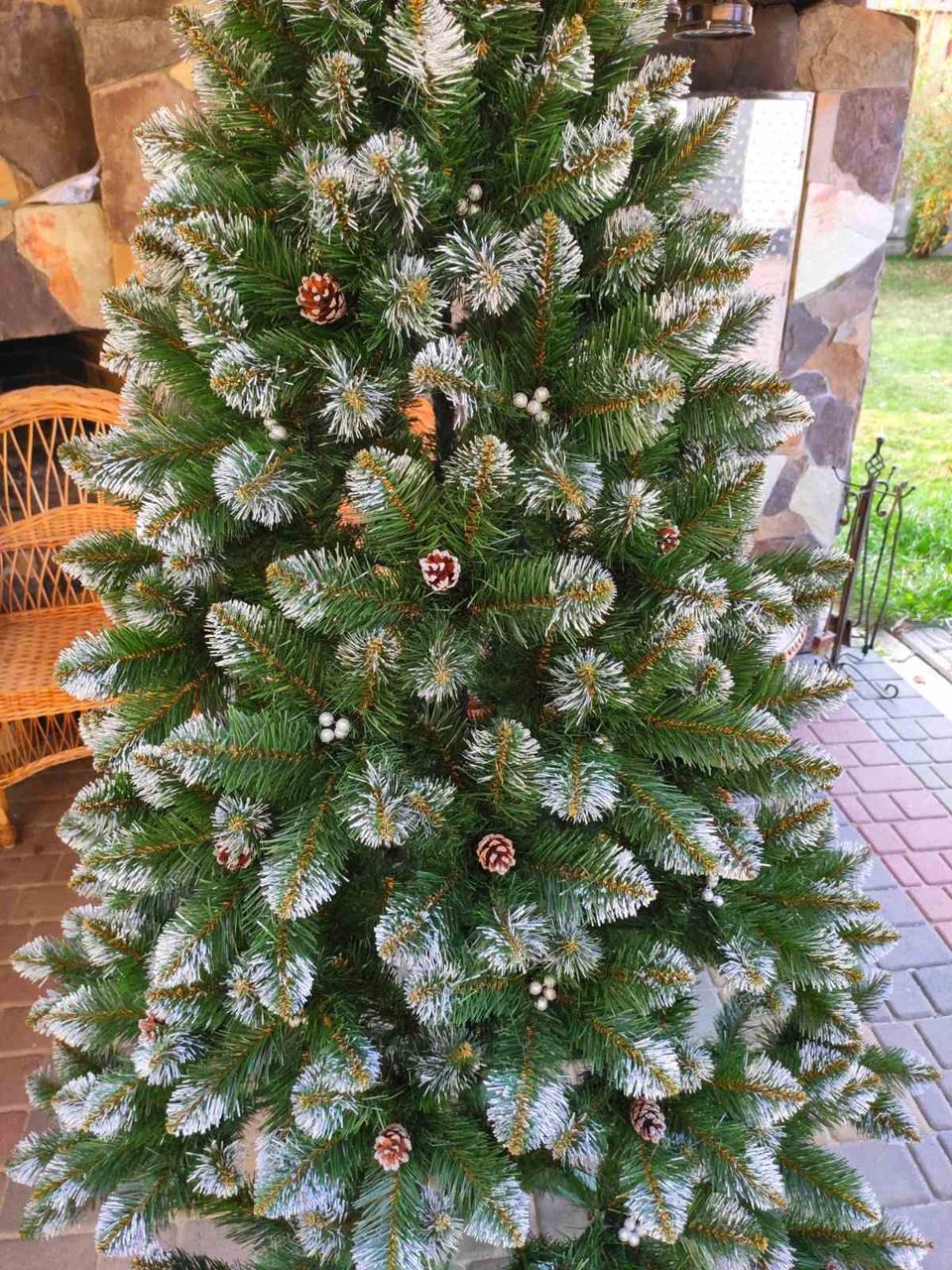 Елка искусственная Кармен с золотыми шишками и жемчугом в снегу 250 см в коробке (26425009) - фото 2 Елка искусственная Кармен с золотыми шишками и жемчугом в снегу 250 см в коробке (26425009) - фото 2