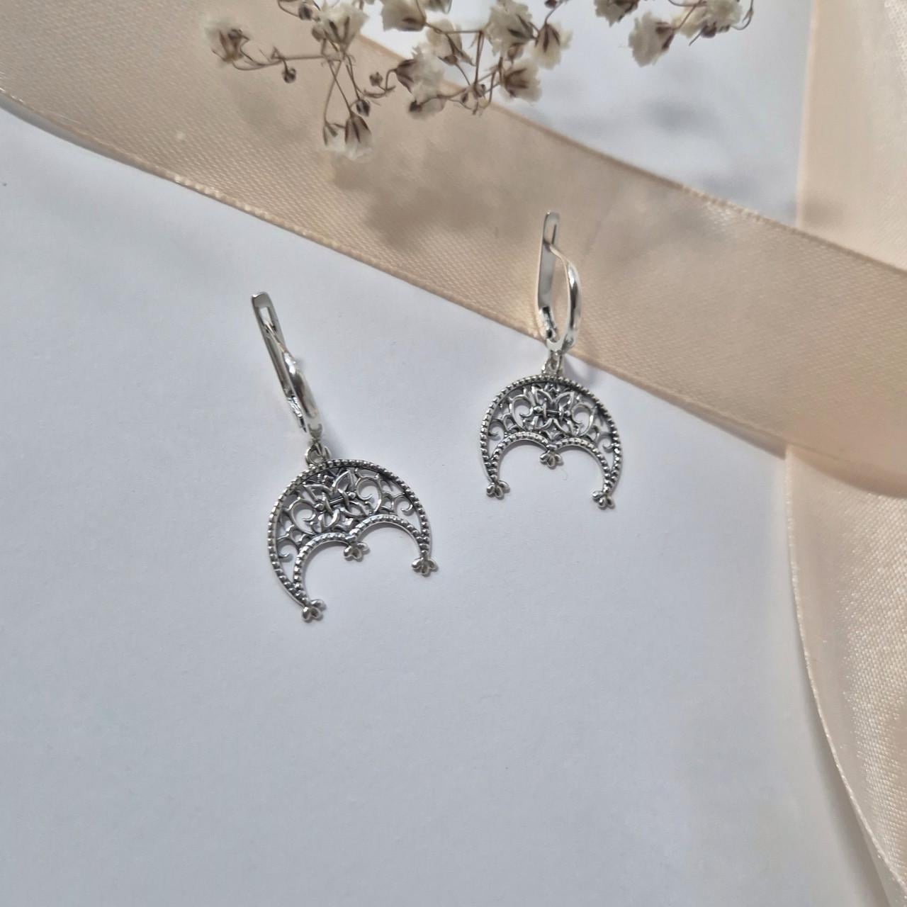 Сережки з підвіскою лунниця ажурна без каменів срібло 925 проби родоване 3,40 г (53268р)