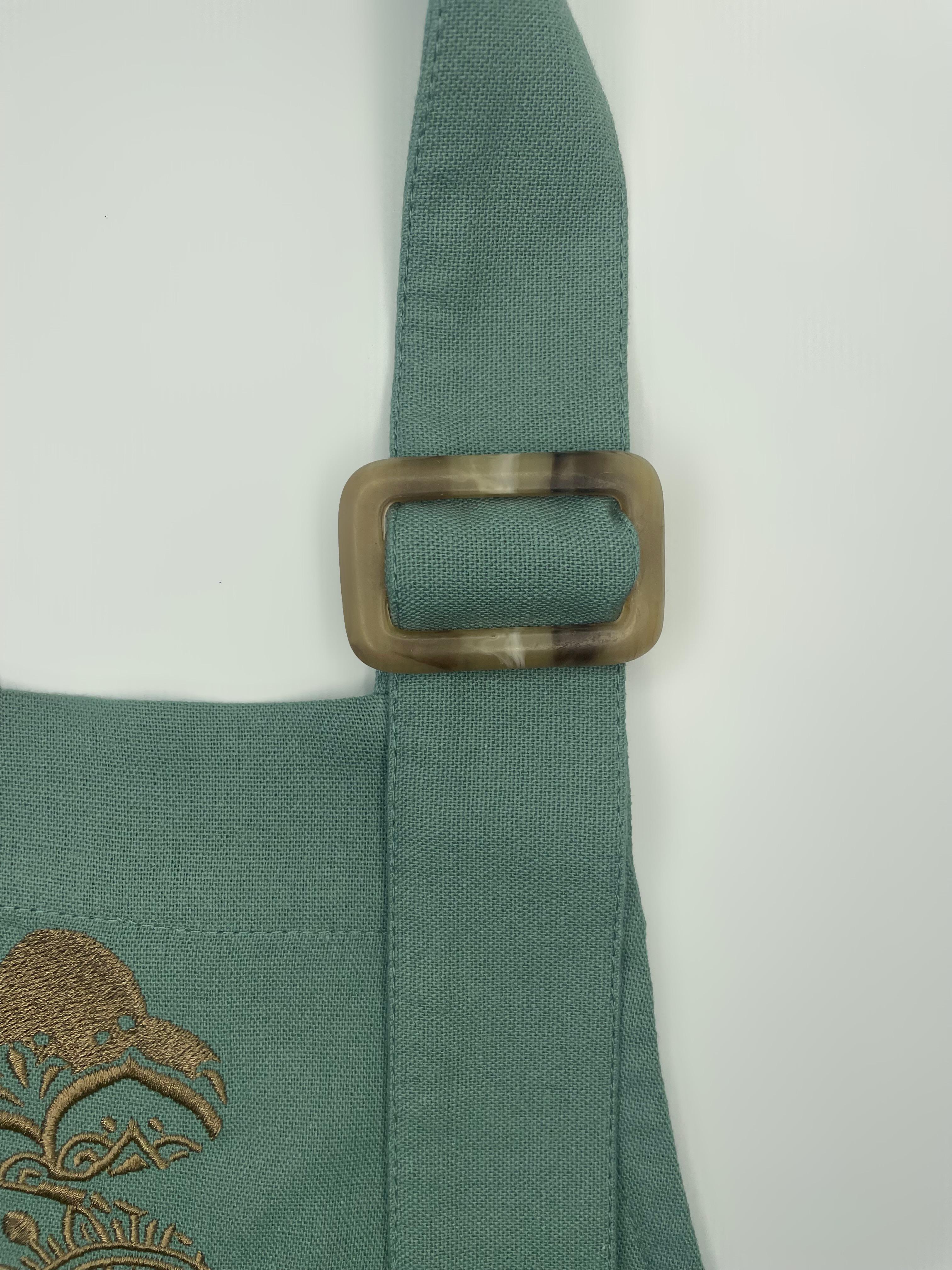 Фартук с вышивкой Клевер Изумрудный (30087328) - фото 4 Фартук с вышивкой Клевер Изумрудный (30087328) - фото 4