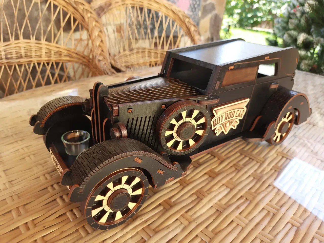 Подставка для бутылки декоративная Хатинка и рюмок машина Ретро деревянная (CNT00012071)