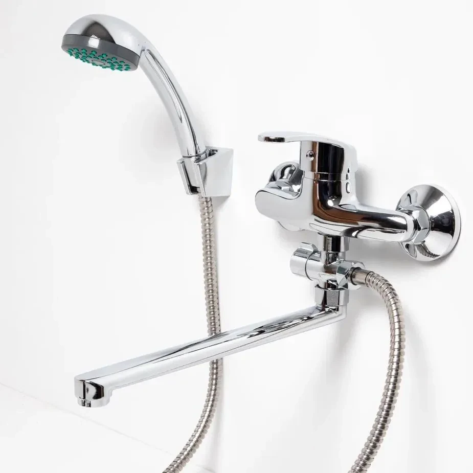 Смеситель для ванны с длинным хромированным изливом и полным душевым гарнитуром.