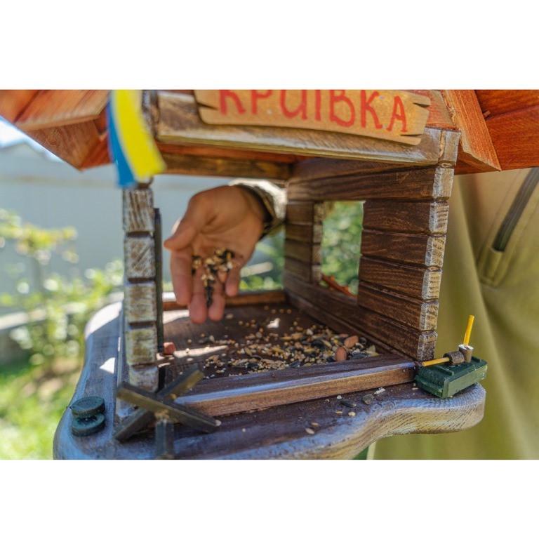 Кормушка для птиц Кроевка из дерева 31×31×28 см на ножке 140 см - фото 5