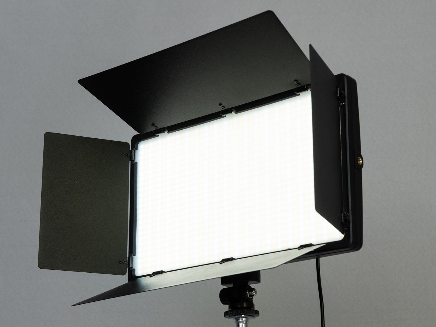 Прожектор для видеосъемки с пультом направленный свет 42 Вт (SL-LED-800)