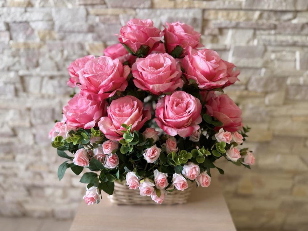 Корзина из лозы с букетом розовых роз Пластмакс (L033) Корзина из лозы с букетом розовых роз Пластмакс (L033)