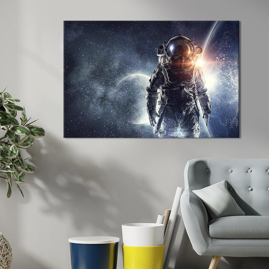 Настінний декор картина на холсті для інтер’єру Астронавт у космосі 51x34 см (516-1)