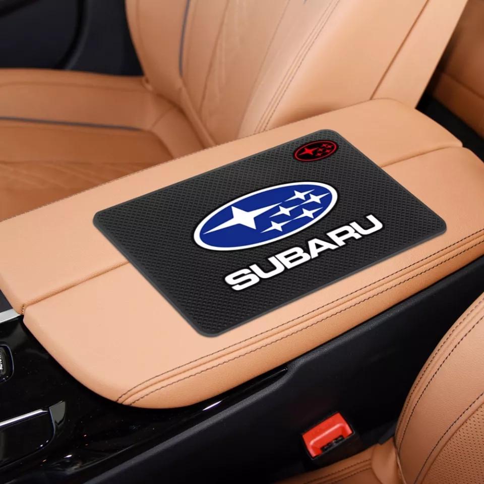 Коврик антискользкий Subaru на панель авто (1383817445)