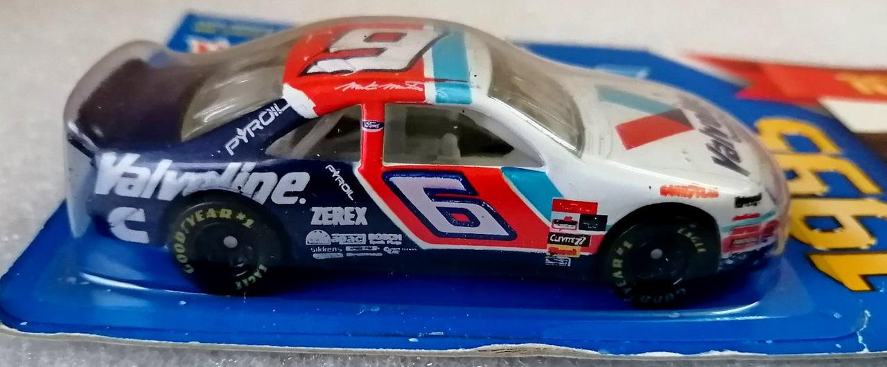 Игрушечная машинка Hot Wheels Ford Thunderbird Mark Martin №6 Valvoline 1999 Roush Racing Diamond Collectror NASCAR (23336) - фото 2