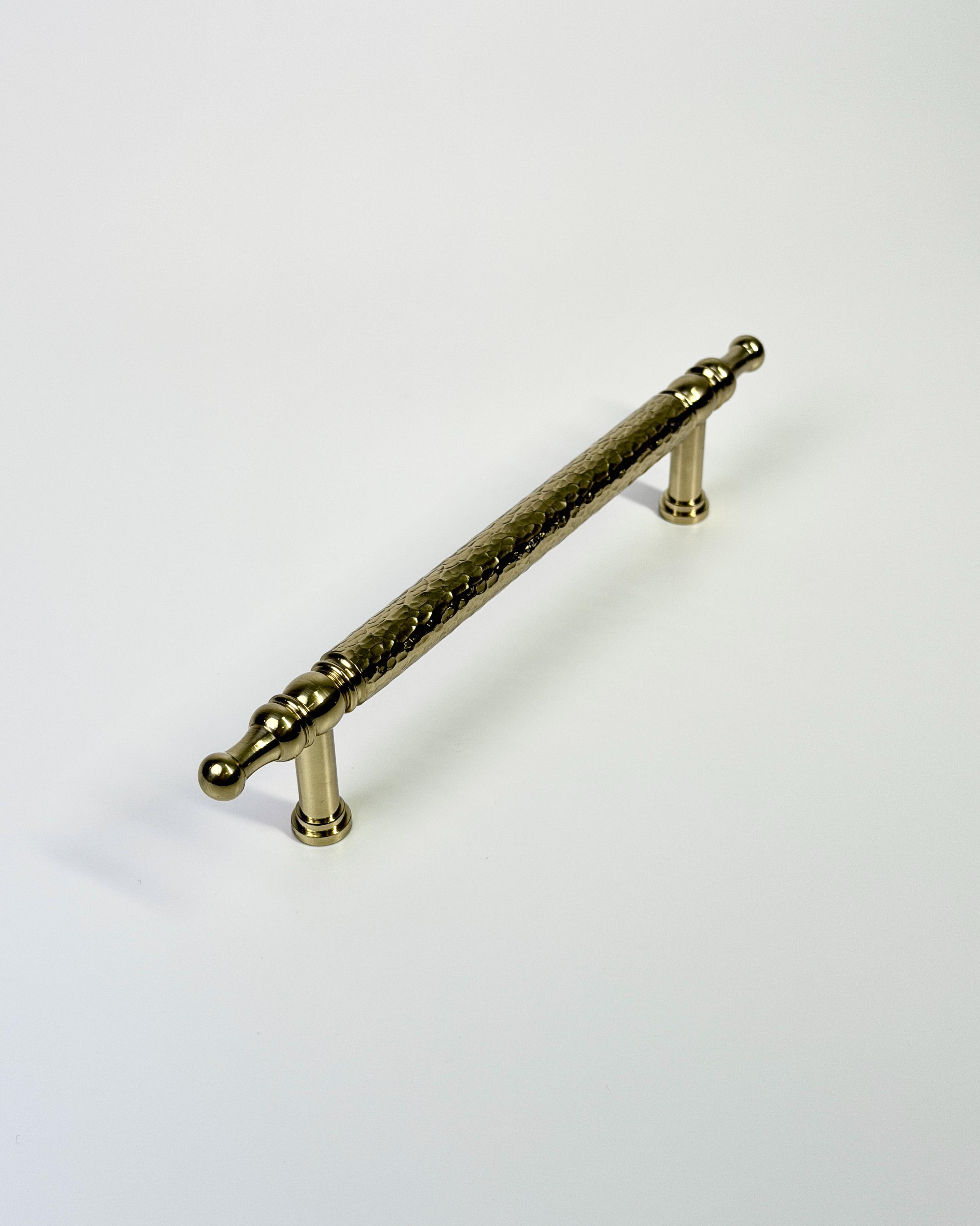 Ручка мебельная латунная Artisan Brass 160 молотковое покрытие (GO35AB16098)