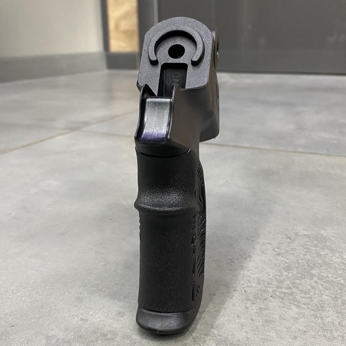 Рукоятка пистолетная DLG Tactical DLG-118 для Mossberg 500/590 с отсеком и гнездами под антабку Черный (244082) - фото 3 Рукоятка пистолетная DLG Tactical DLG-118 для Mossberg 500/590 с отсеком и гнездами под антабку Черный (244082) - фото 3