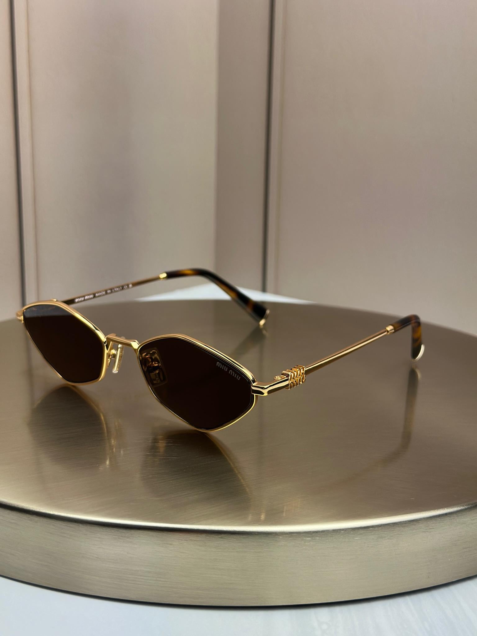Солнцезащитные очки Miu Miu SMU 56ZS ромбовидные узкие металлические коричневая линза женские Золотой