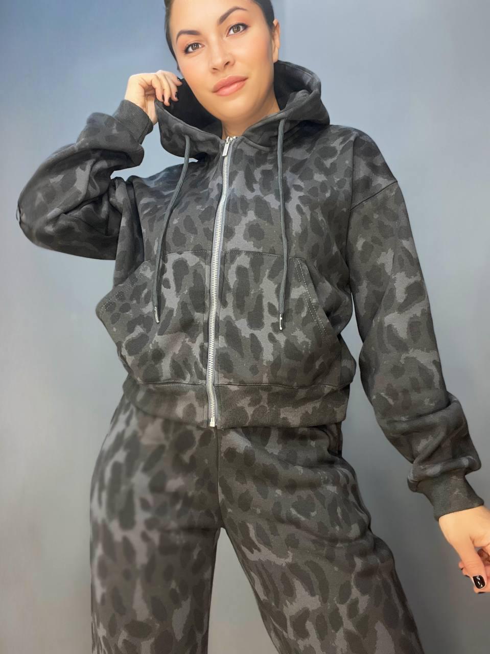 Костюм женский A-N 2762 утепленный худи с капюшоном и брюки палаццо леопардовый принт L Графитовый (3201) - фото 9 Костюм женский A-N 2762 утепленный худи с капюшоном и брюки палаццо леопардовый принт L Графитовый (3201) - фото 9