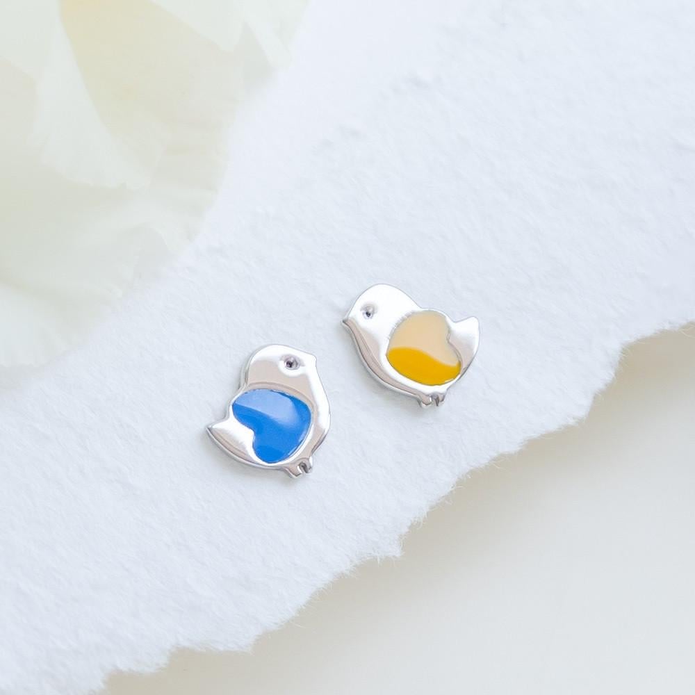 Серьги серебряные пусеты эмалированные в виде желто-голубого сердечка