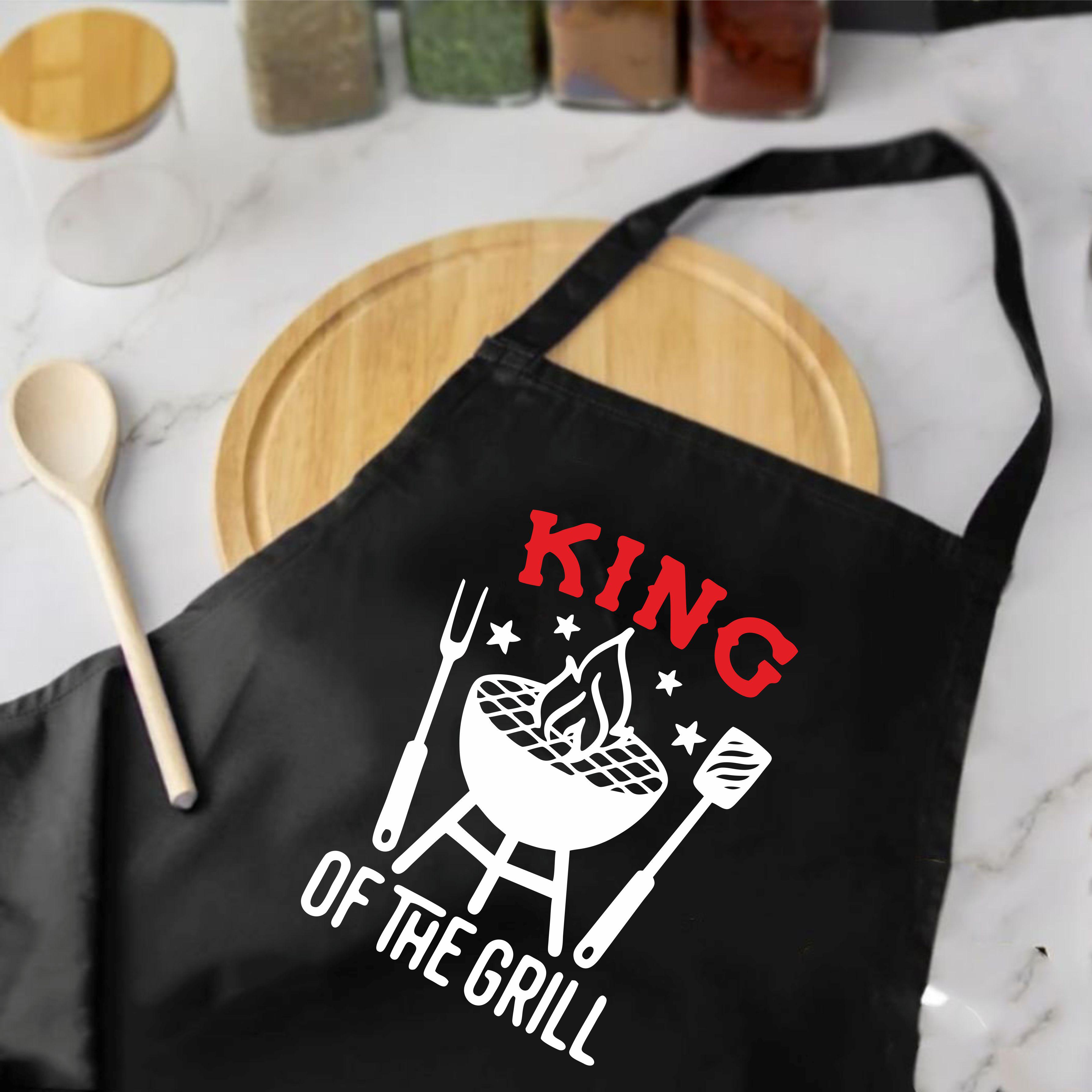 Фартух з написом King of the grill 73х64 см Чорний (2105745641) - фото 2 Фартух з написом King of the grill 73х64 см Чорний (2105745641) - фото 2