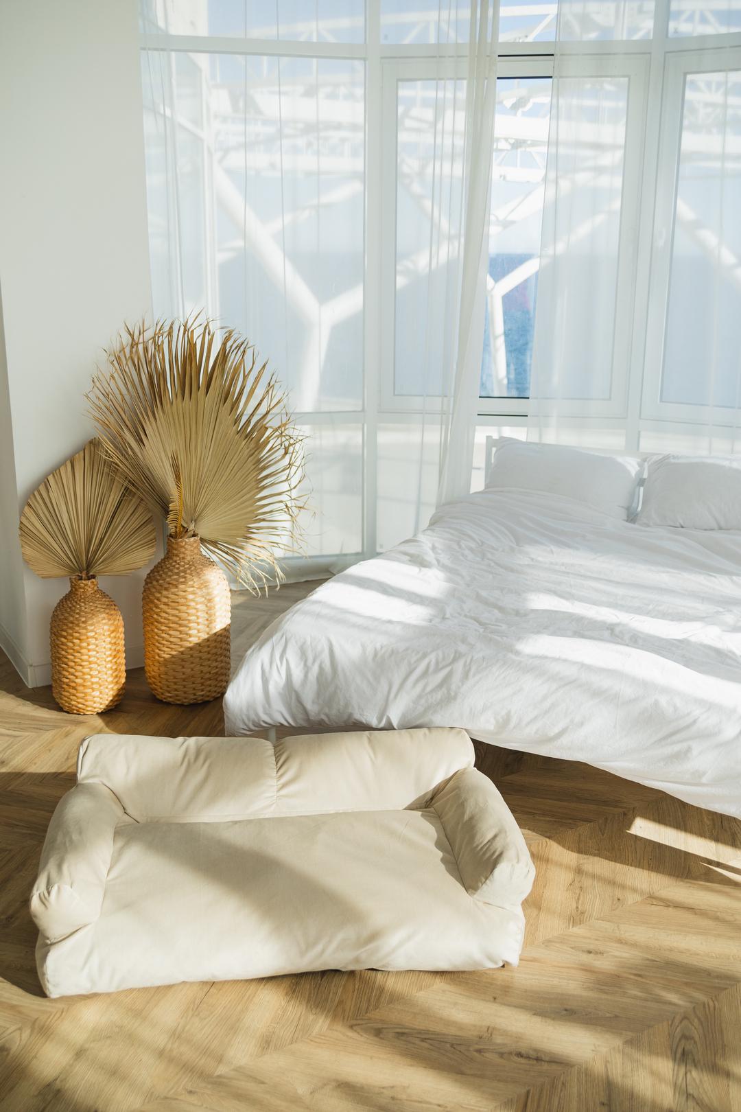 Диванчик-лежанка Incor велюровый для собак и котов 110х60х30 см Бежевый (1106030-1)