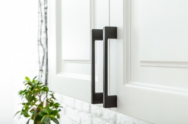 Меблева ручка GTV UZ 819 C-256 мм Чорний (00000006131) - фото 2 Меблева ручка GTV UZ 819 C-256 мм Чорний (00000006131) - фото 2