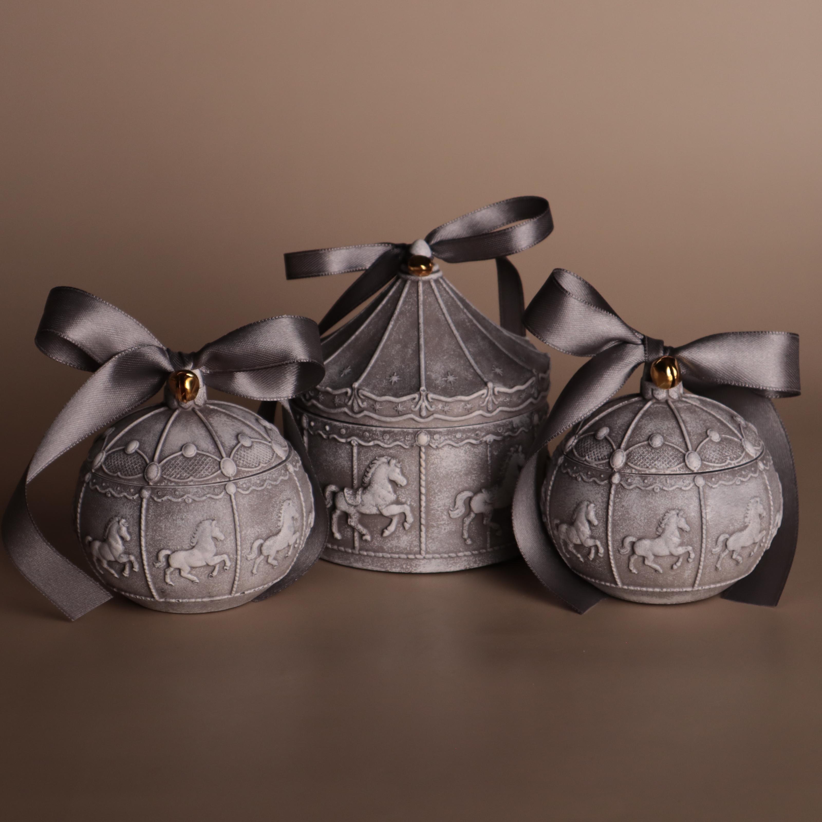 Подарунковий набір аромасвічок Wax Harmony Ваніль Карусель та Новорічна куля Коники Сірий (300491) Подарунковий набір аромасвічок Wax Harmony Ваніль Карусель та Новорічна куля Коники Сірий (300491)