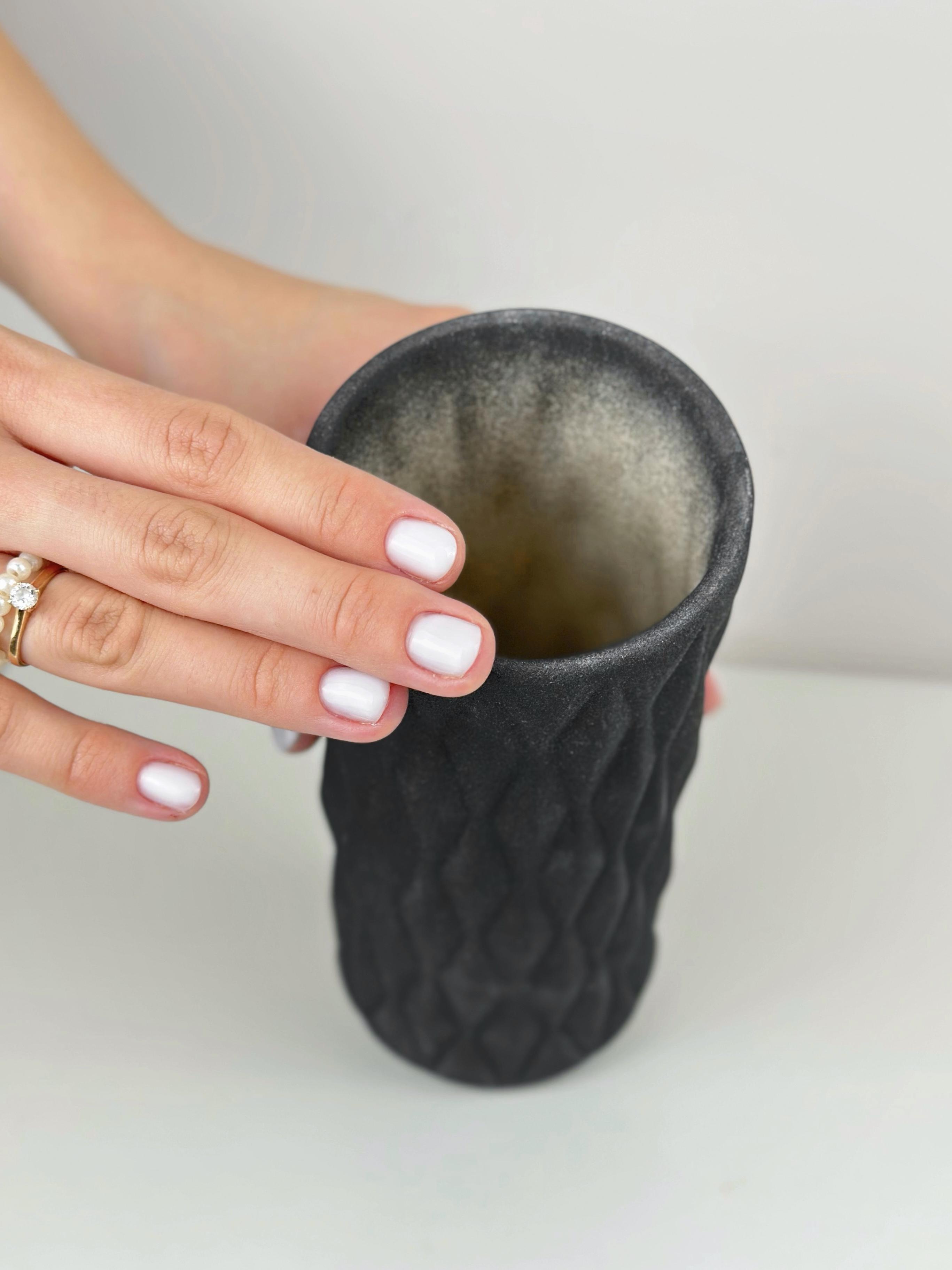 Ваза для квітів і декору глиняна керамічна Кристал 20 см Чорний (4001-15) - фото 6 Ваза для квітів і декору глиняна керамічна Кристал 20 см Чорний (4001-15) - фото 6