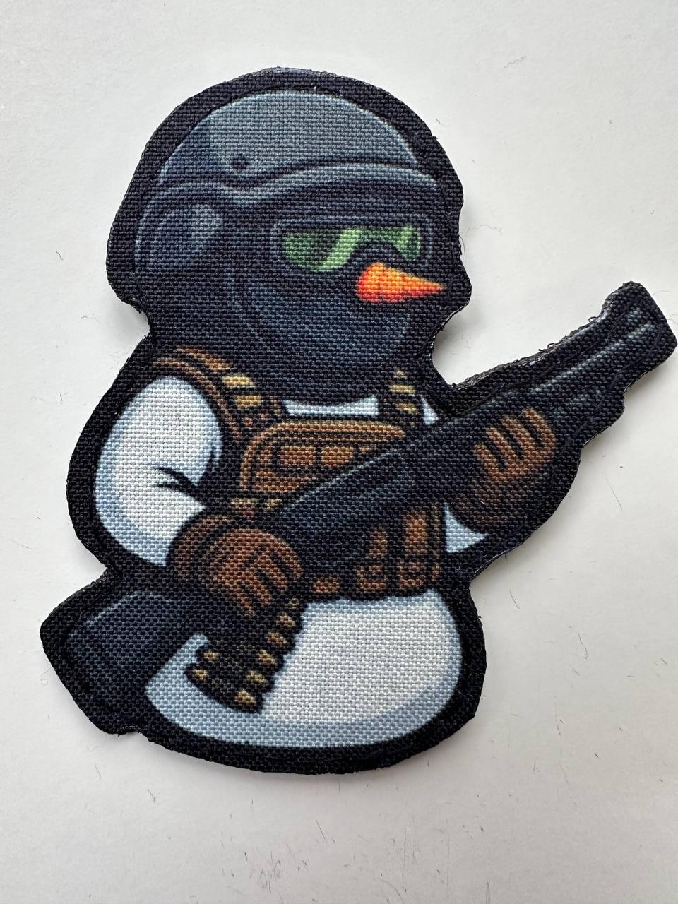 Шеврон снеговик в тактической одежде с автоматом фигурный на липучке (SNOWMAN_AVTOMAT)