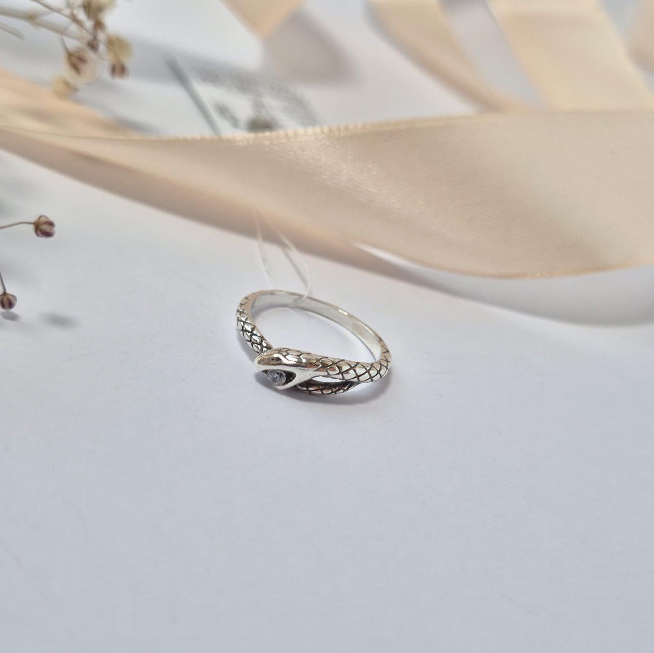 Кольцо змея с белым камнем серебро 925 пробы черненое 2,20 г р. 18,5 (4356ч)