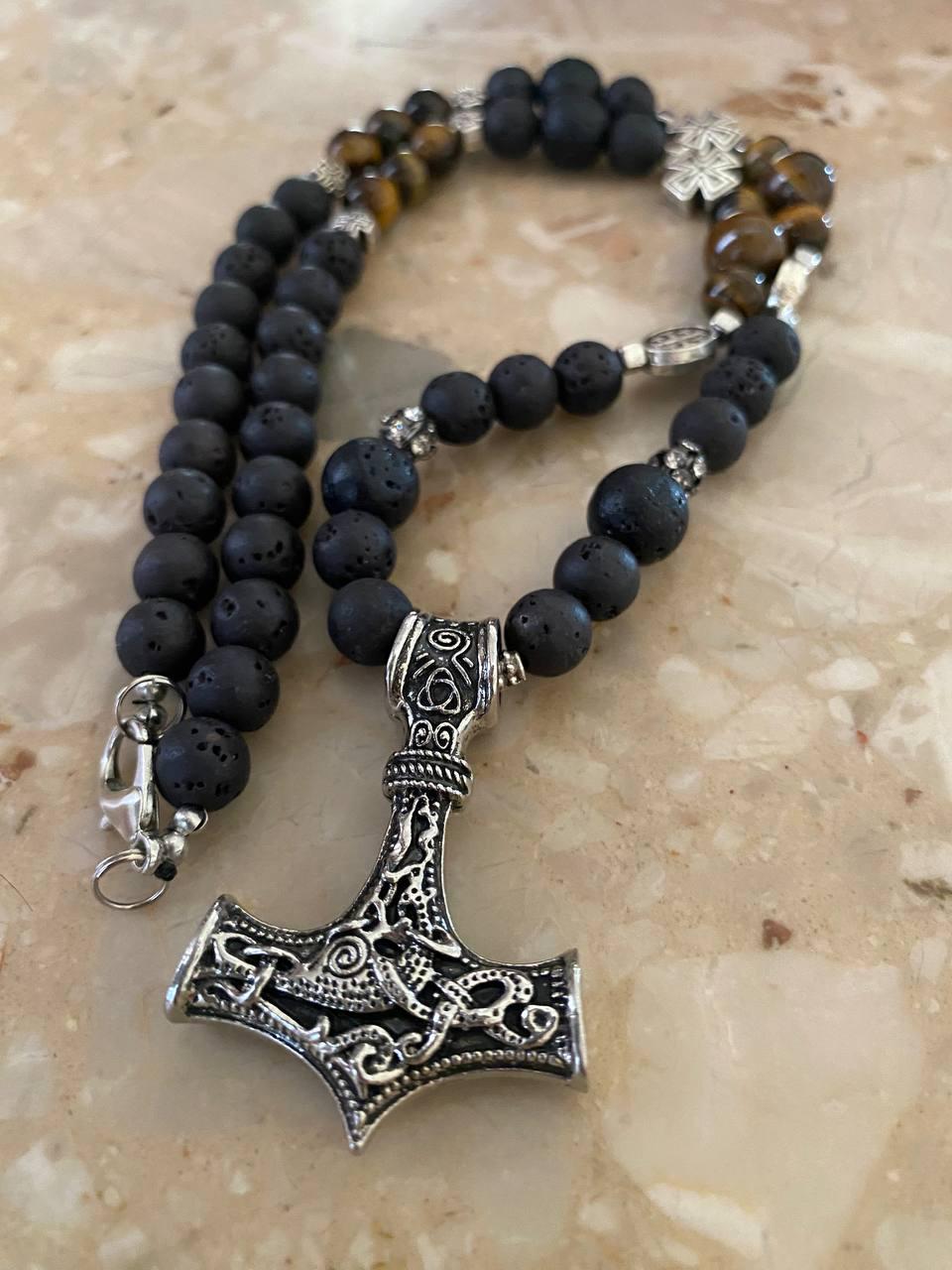 Колье LITAURS из натурального камня лавовый камень/тигровый глаз с кулоном оберег молот Тора (250302) - фото 3