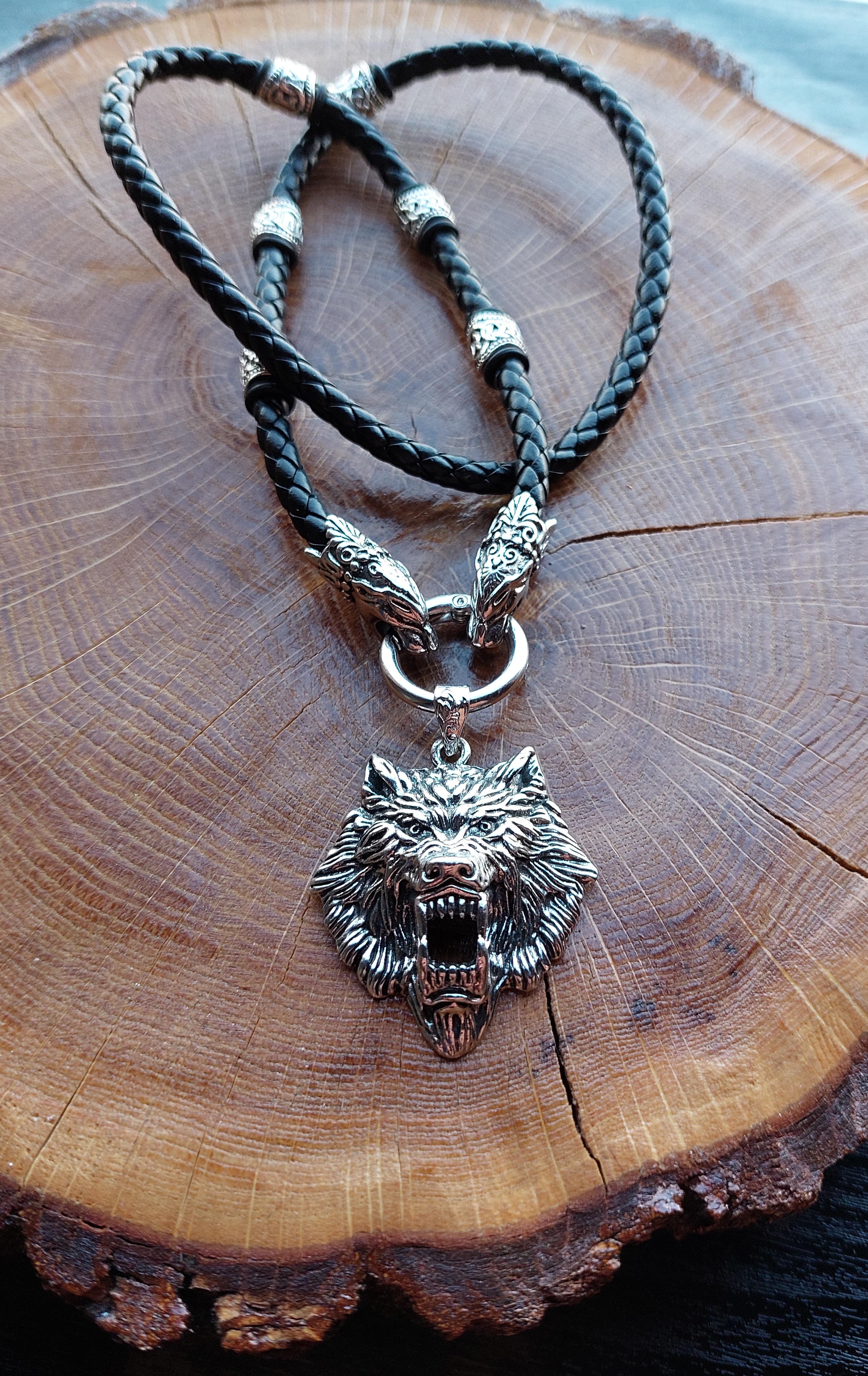 Колье шнур LITAURS с кулоном голова волка и металлическими вставками (250707)