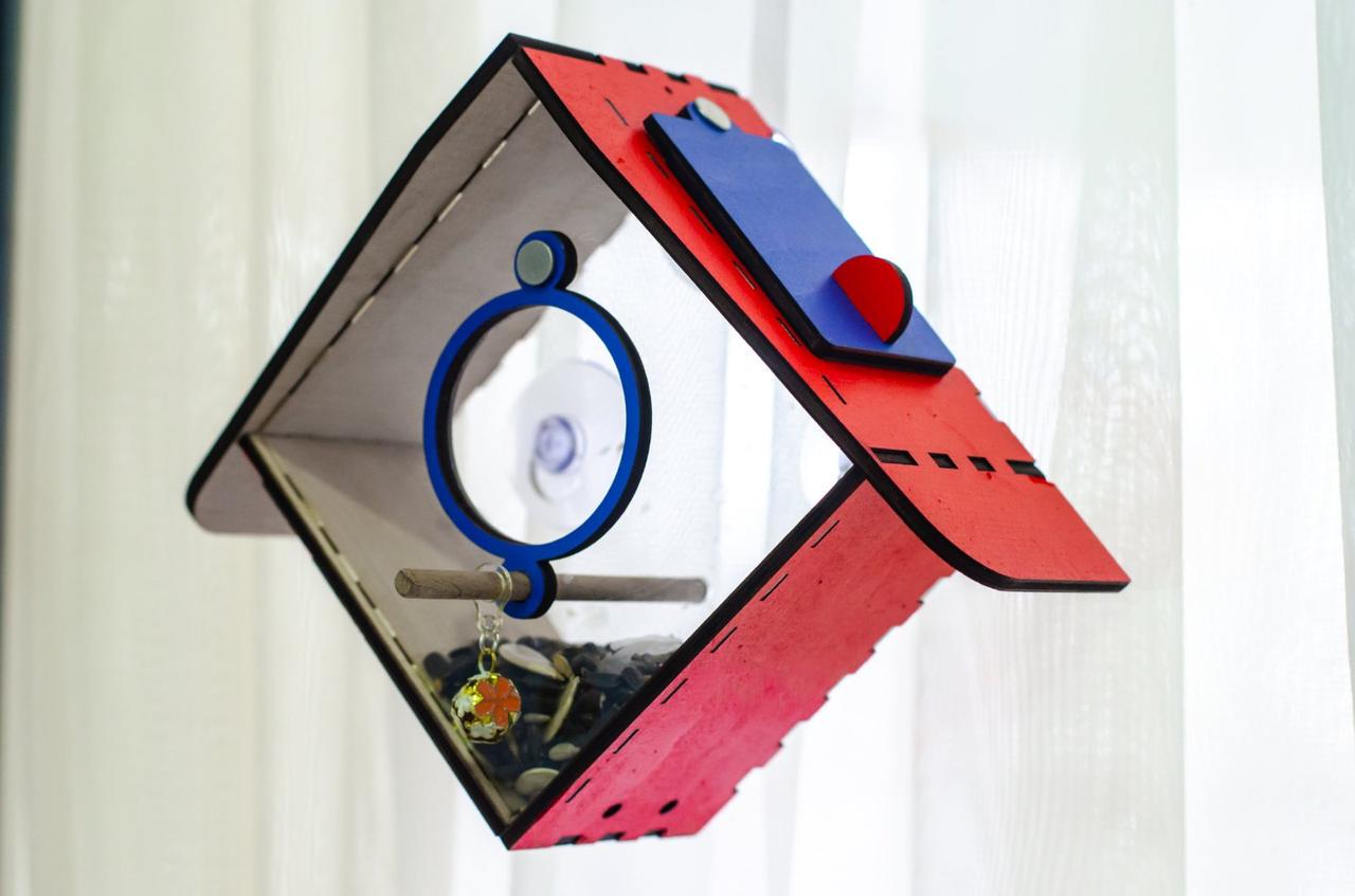 Кормушка для птиц на присосках на окно Колокольчик 11,5х11,5 см Красный - фото 2 Кормушка для птиц на присосках на окно Колокольчик 11,5х11,5 см Красный - фото 2