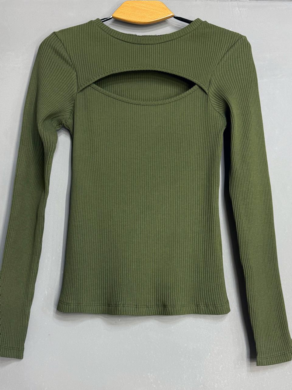 Лонгслів жіночий ITAKA 5370 гольф з акцентним вирізом на груді в рубчик OS Хакі (1173) - фото 2 Лонгслів жіночий ITAKA 5370 гольф з акцентним вирізом на груді в рубчик OS Хакі (1173) - фото 2