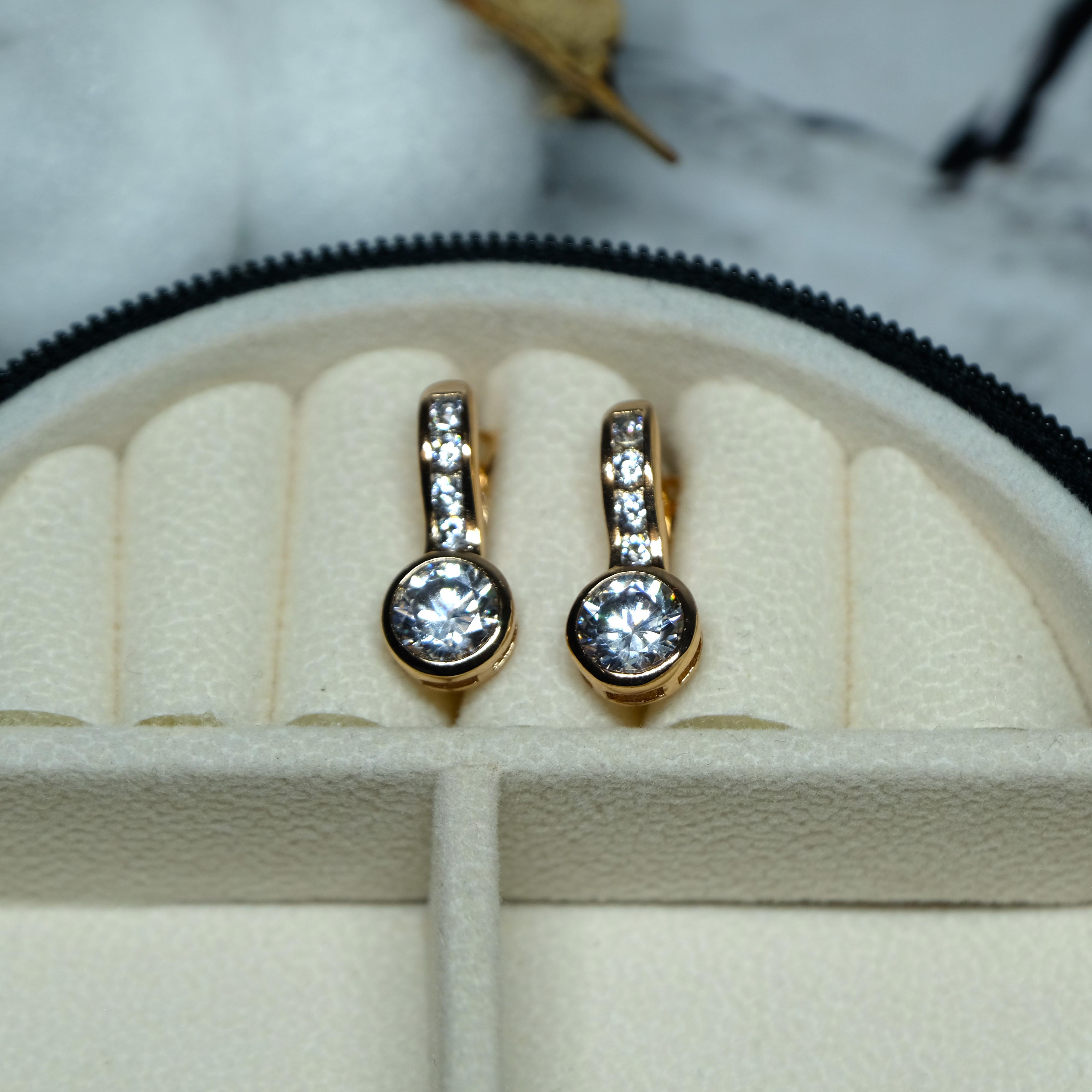 Сережки Xuping Jewerly с белым цирконом из медицинского сплава 21х8 мм (XC-1309) Сережки Xuping Jewerly с белым цирконом из медицинского сплава 21х8 мм (XC-1309)