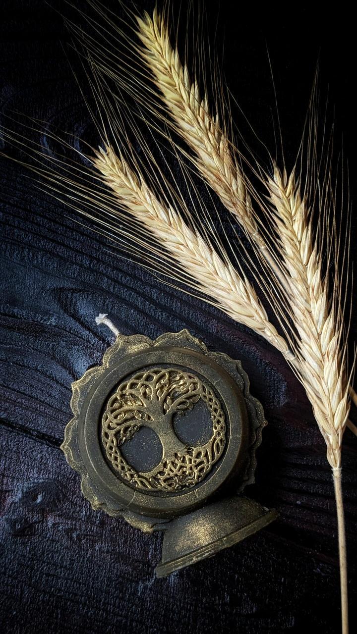 Свеча восковая с Иггдрасильем