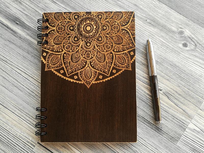 Деревянный блокнот WoodPresentStudio Mandala 80 листов черные без линовки Темное дерево