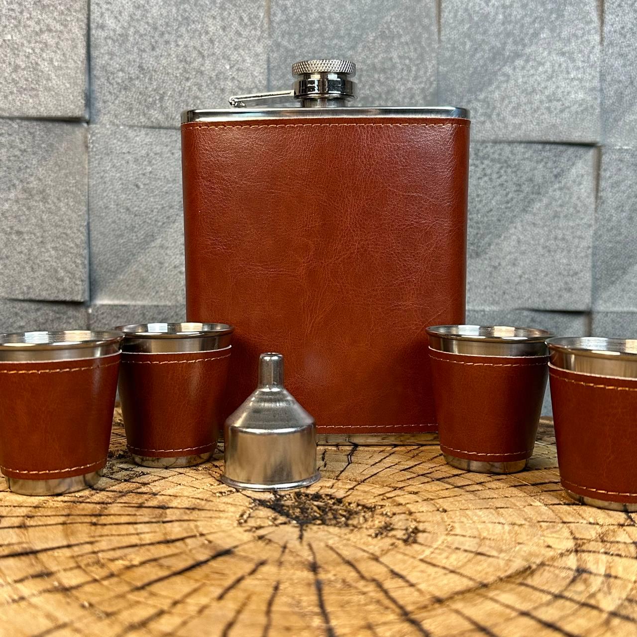 Набір фляга для алкоголю та 4 чарки в оздобленні екошкірою у подарунковій коробці (61011) - фото 2 Набір фляга для алкоголю та 4 чарки в оздобленні екошкірою у подарунковій коробці (61011) - фото 2