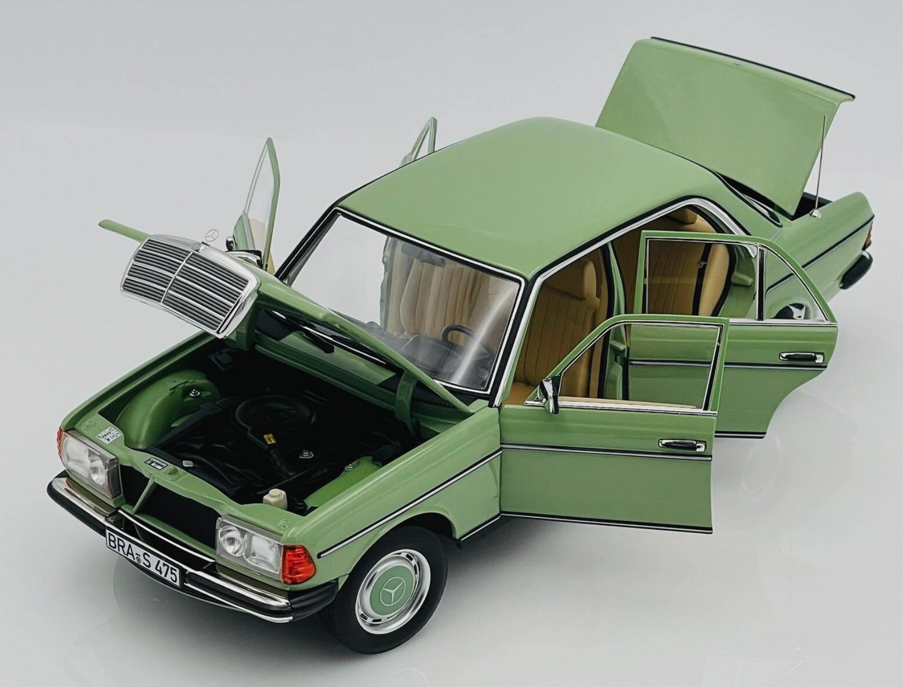 Модель автомобіля Norev 1:18 Mercedes-Benz 200 W123 Limousine Light Green (183796) - фото 2