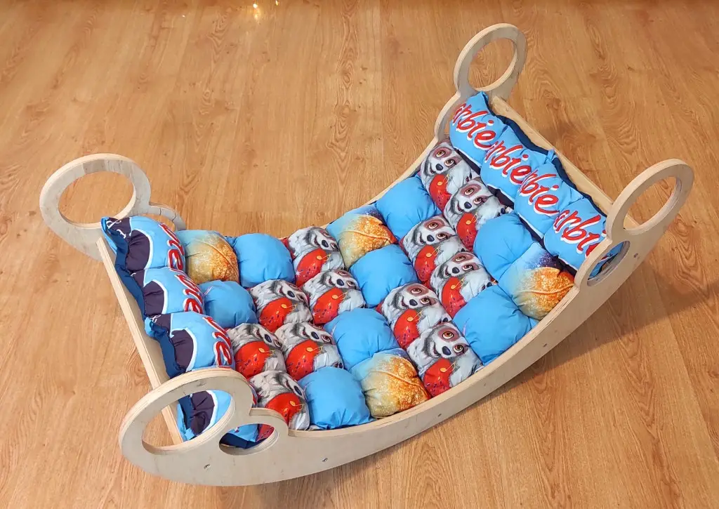 Качели балансир с матрасом Собачки Барби для детей от 2 месяцев 99х49х45 см с нагрузкой до 100 кг из высококачественной МДФ