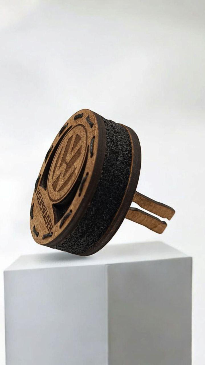 Ароматизатор в дифлектор для авто Volkswagen из дерева и войлока и аромапарфюм 5 мл (72) - фото 2 Ароматизатор в дифлектор для авто Volkswagen из дерева и войлока и аромапарфюм 5 мл (72) - фото 2