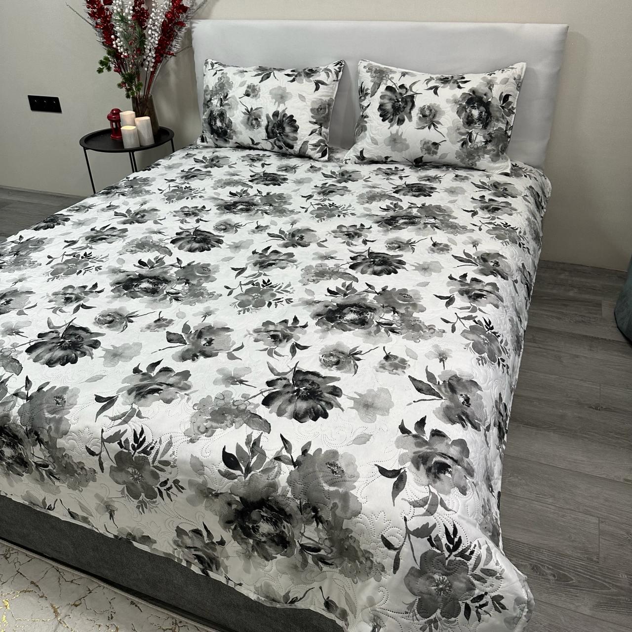 Набор покрывало стеганое с цветочным принтом 200x230 см/2 наволочки 50x70 см Серый (28711021)