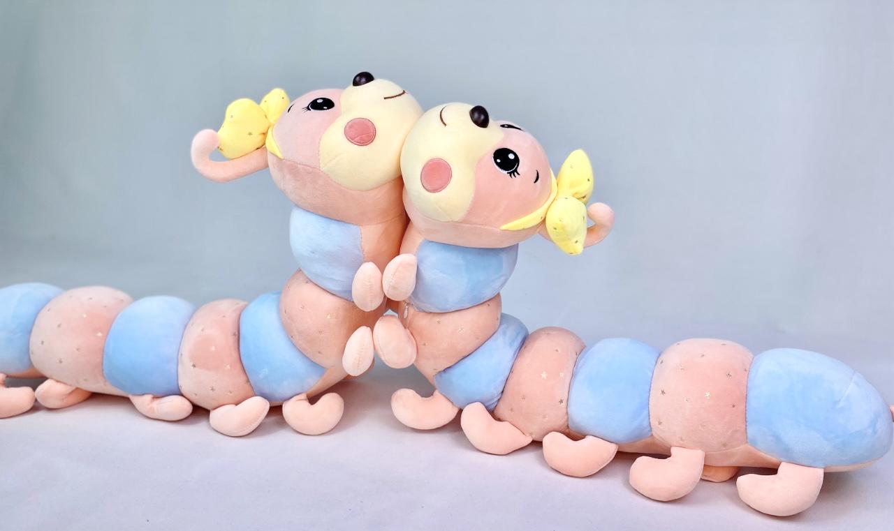 Мягкая игрушка-обнимашка Гусеничка с бантиком 70 см Розовый/Голубой (E33186) - фото 6 Мягкая игрушка-обнимашка Гусеничка с бантиком 70 см Розовый/Голубой (E33186) - фото 6