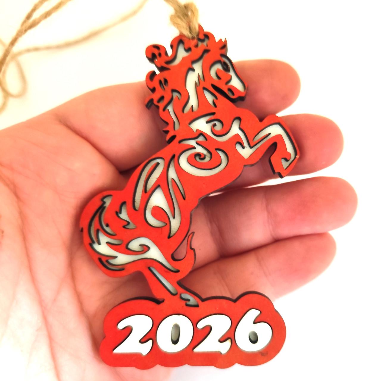 Игрушка новогодняя Год Лошади 2026 с магнитом ХДФ 10х6,5 см Красный (2787656746) - фото 2 Игрушка новогодняя Год Лошади 2026 с магнитом ХДФ 10х6,5 см Красный (2787656746) - фото 2