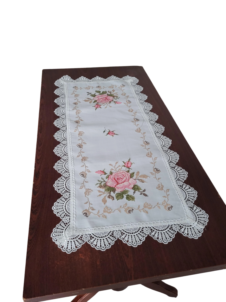 Скатертина-доріжка вишита на святковий стіл із трояндами