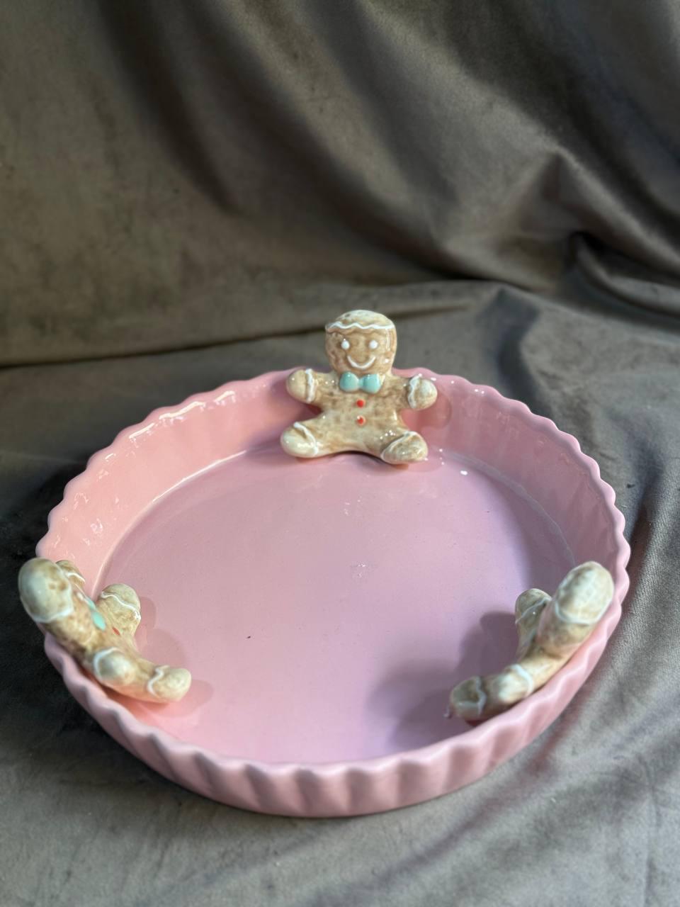 Блюдо сервірувальне новорічне BonaDi Пряниковий чоловічок керамічне 23 см Рожевий (834-451)