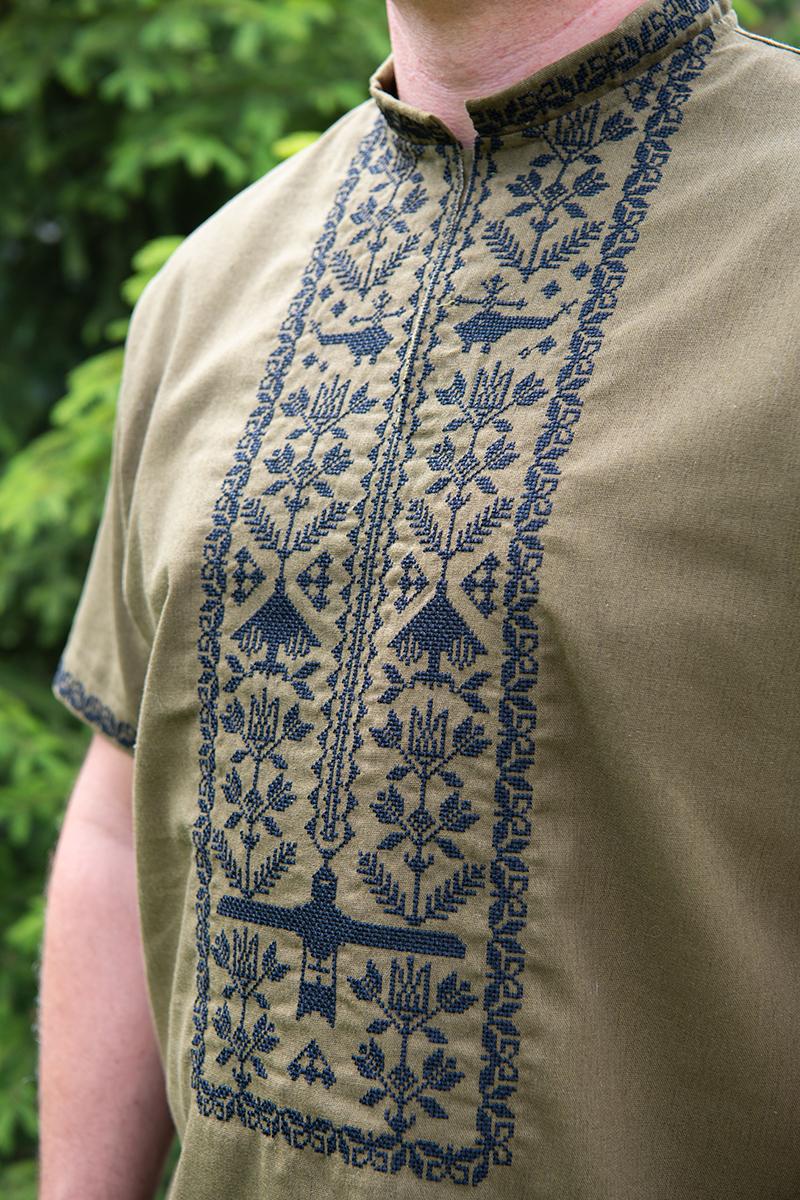 Вышиванка мужская из льна с байрактарами с коротким рукавом 3XL Хаки (2326300234) - фото 5 Вышиванка мужская из льна с байрактарами с коротким рукавом 3XL Хаки (2326300234) - фото 5