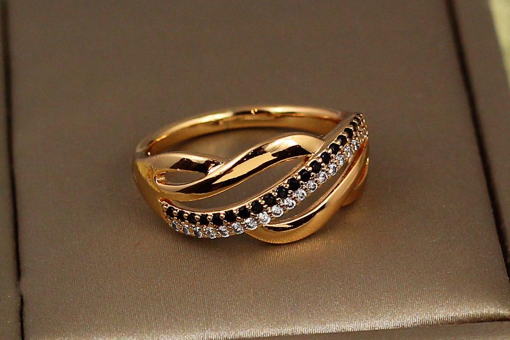Кольцо Xuping Jewelry с черными и белыми мелкими фианитами р. 16 Золотистый