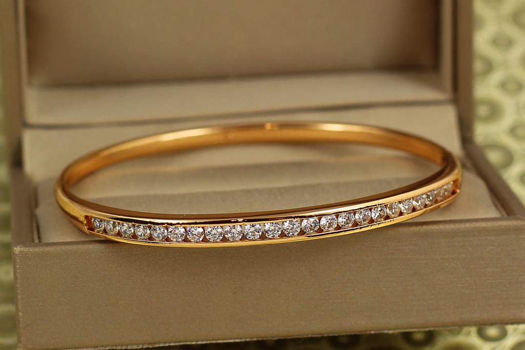 Браслет бенгл Xuping Jewelry Дорожка с крупными камнями от 16 см до 18 см Золотистый (30462036)
