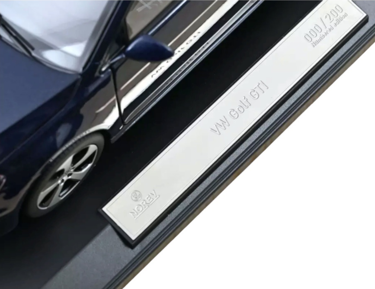 Модель автомобиля Norev 1:18 Volkswagen Golf 7 GTI 3d Limited Edition Dark Blue (188552) - фото 4 Модель автомобиля Norev 1:18 Volkswagen Golf 7 GTI 3d Limited Edition Dark Blue (188552) - фото 4