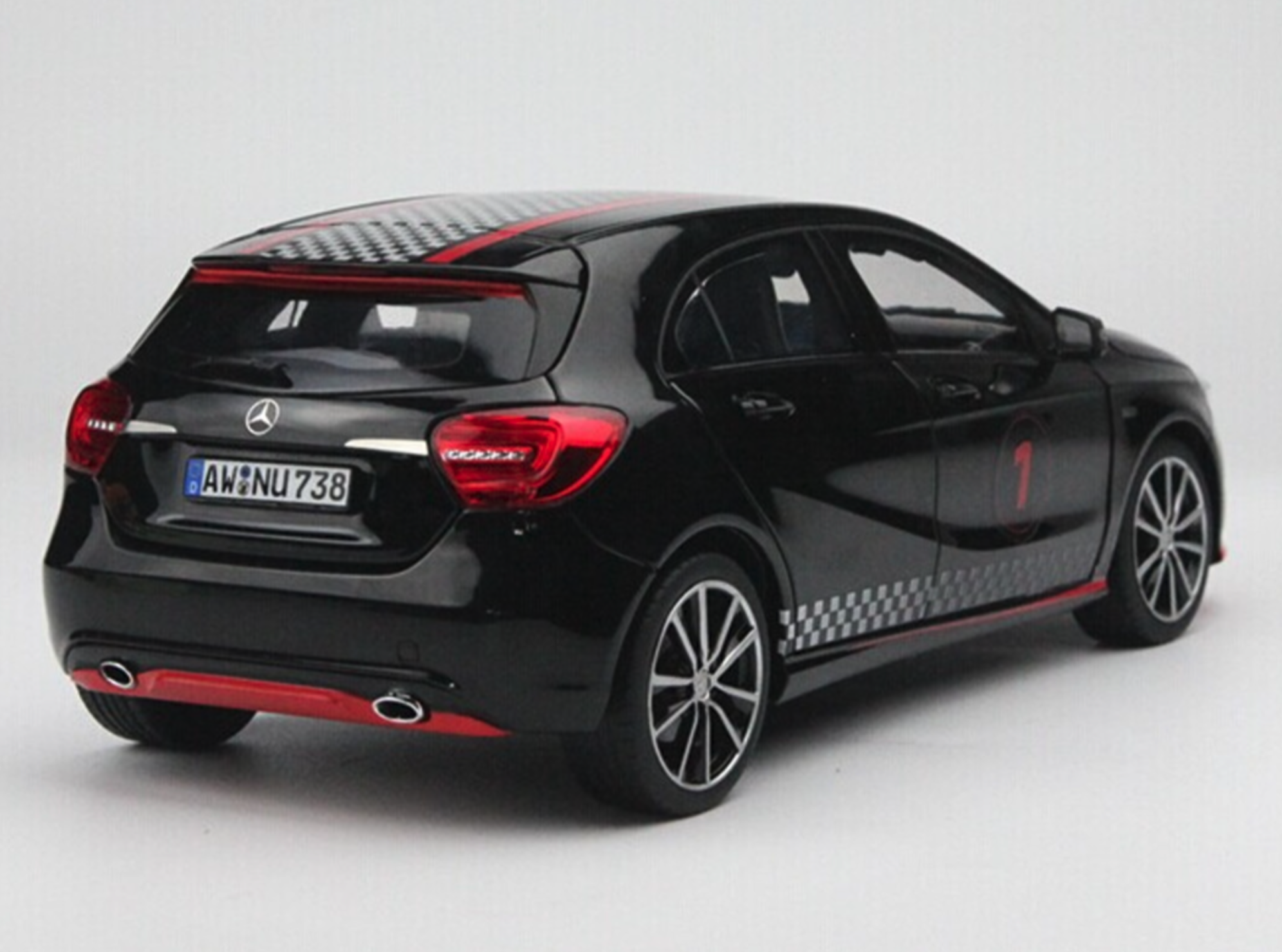 Модель автомобиля Norev 1:18 Mercedes-Benz A-Class W176 Sport Edition Black (183596) - фото 2 Модель автомобиля Norev 1:18 Mercedes-Benz A-Class W176 Sport Edition Black (183596) - фото 2