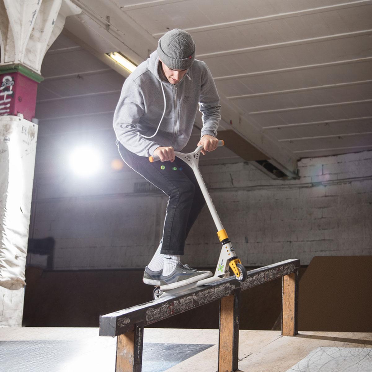 Самокат Micro MX Trixx Сіро-жовтий (22586411) - фото 4